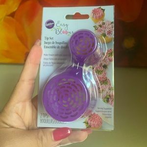 Wilton Easy Blooms Floral Tip Set 2-pc Cake decor